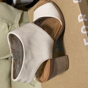 Tom’s soft beige leather wedges
